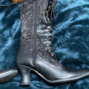 Pyramid collection boots Size 6 super cute and sexy